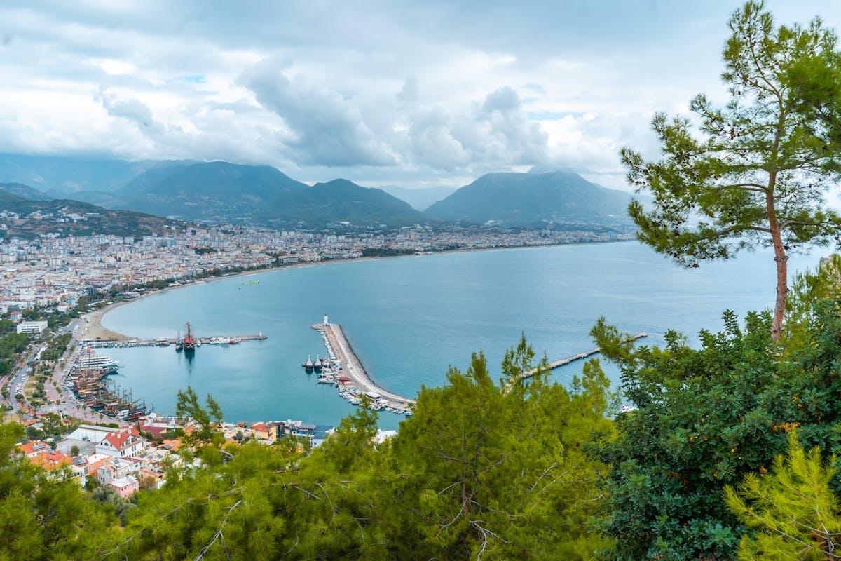 Izmir vs Antalya vacation comparison